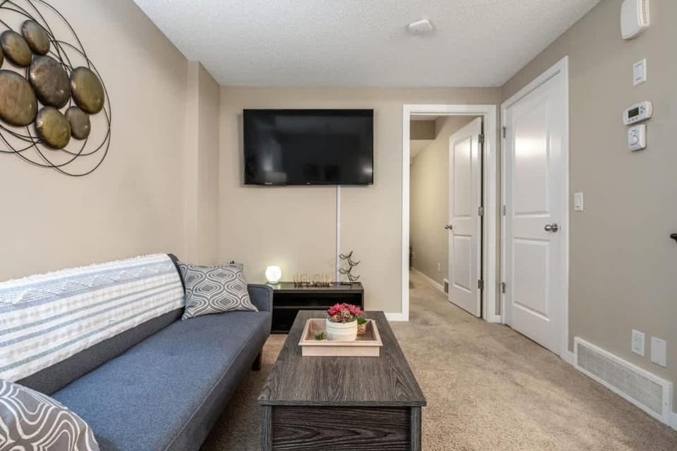 The Grande 1BD 1BA - Full Kitchen Guest Suite House in Calgary