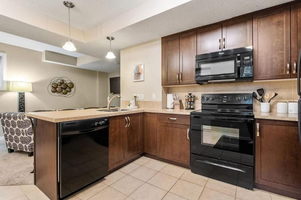 The Grande 1BD 1BA - Full Kitchen Guest Suite House in Calgary