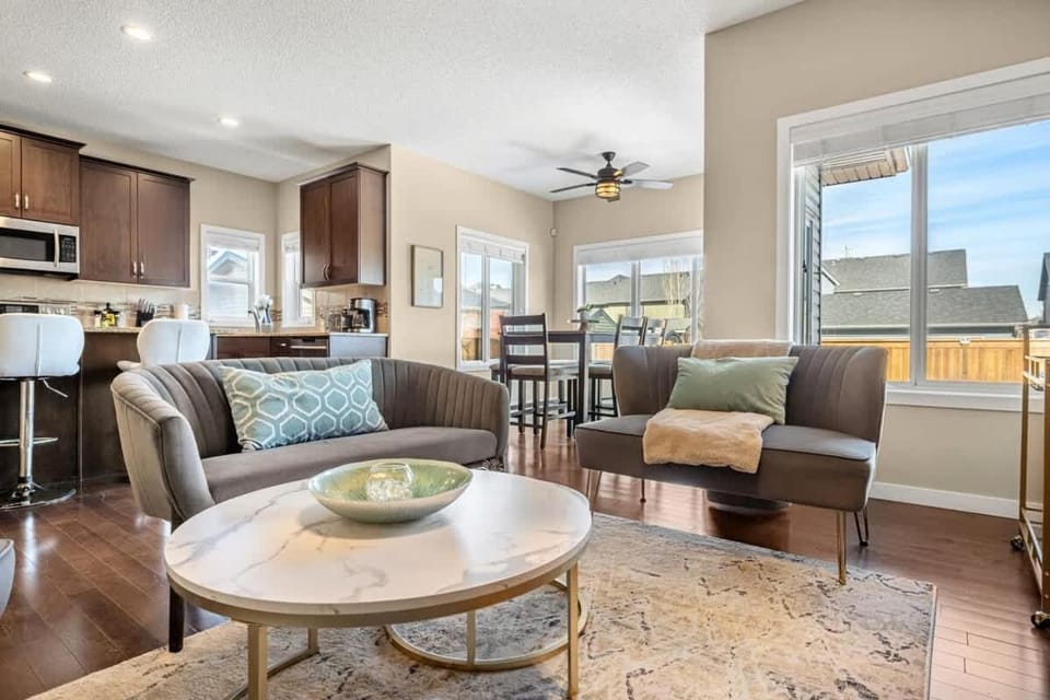 The Venti - 3BD 2BA Yard Garage & Upper Suite House in Calgary