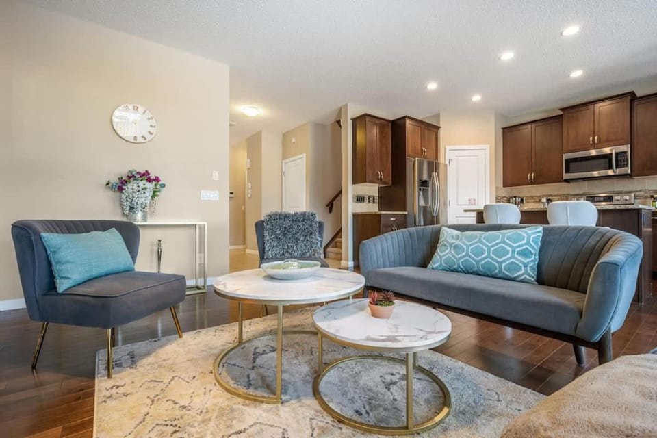 The Venti - 3BD 2BA Yard Garage & Upper Suite House in Calgary