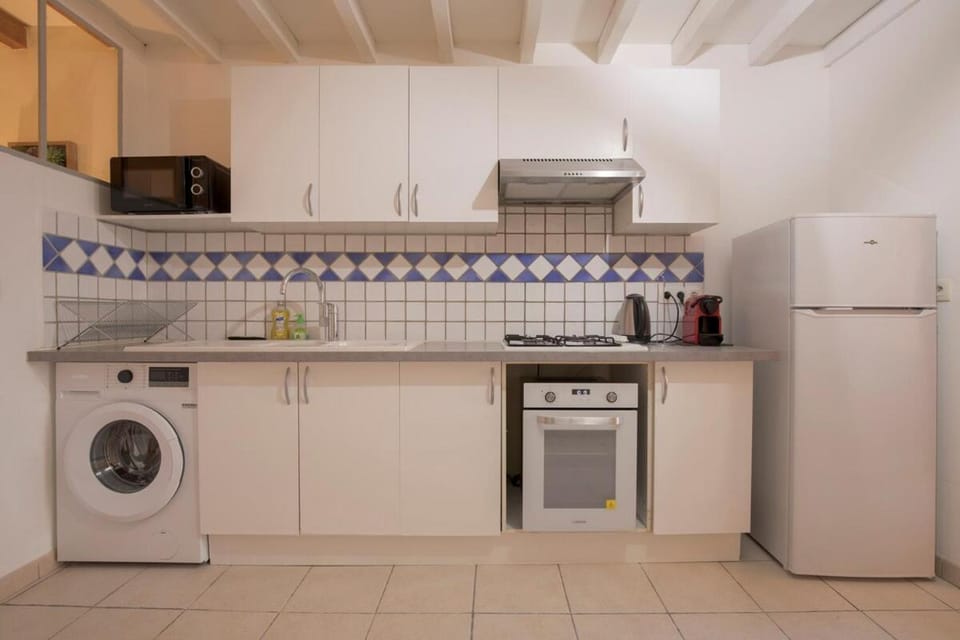 Kitchen or kitchenette, washing machine