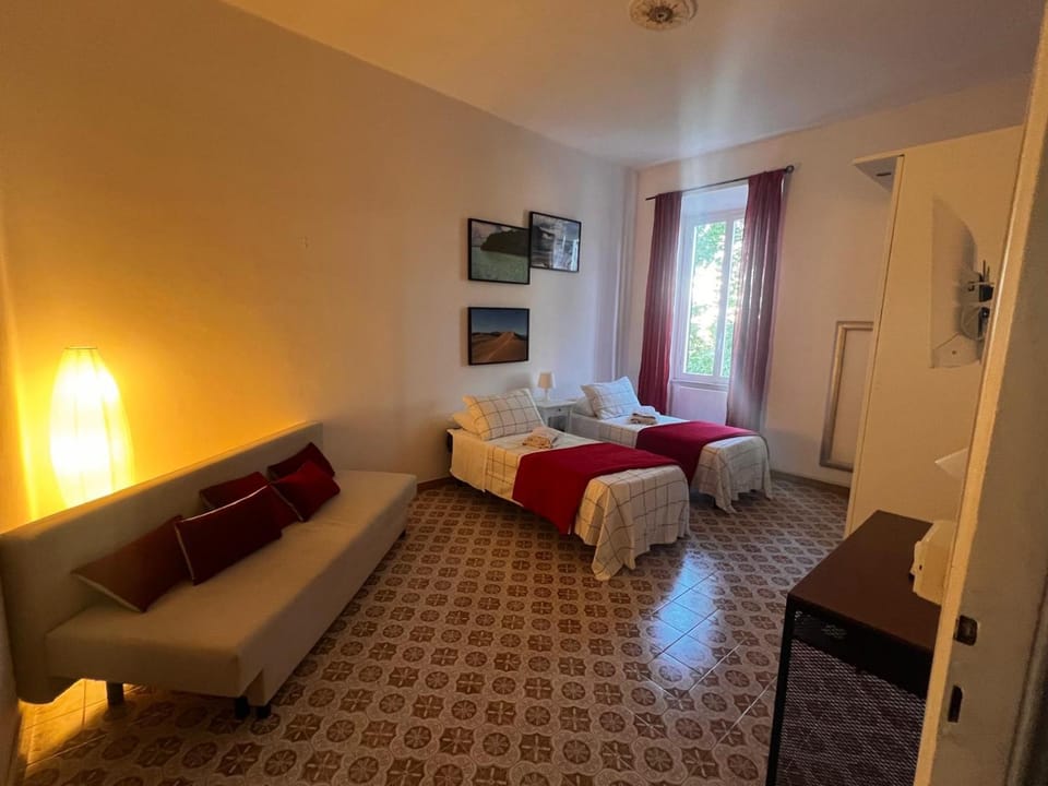 Bed, TV and multimedia, Bedroom