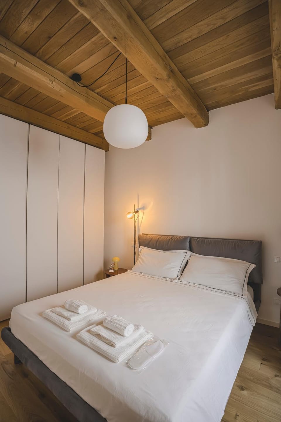 Bed, Photo of the whole room, Bedroom, towels