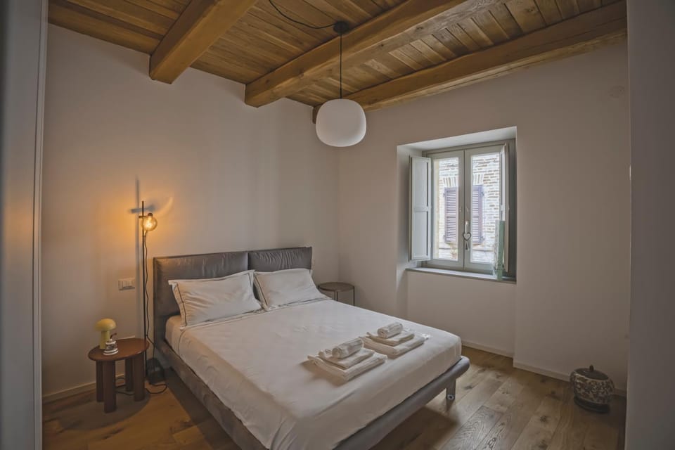 Bed, Photo of the whole room, Bedroom, towels