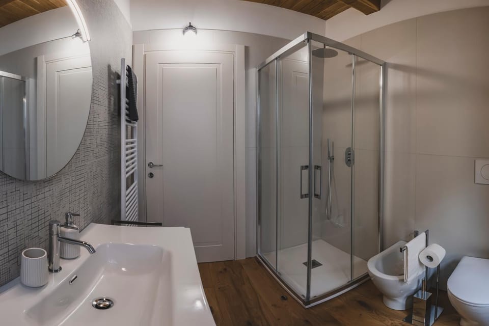 Shower, Toilet, Bathroom, towels
