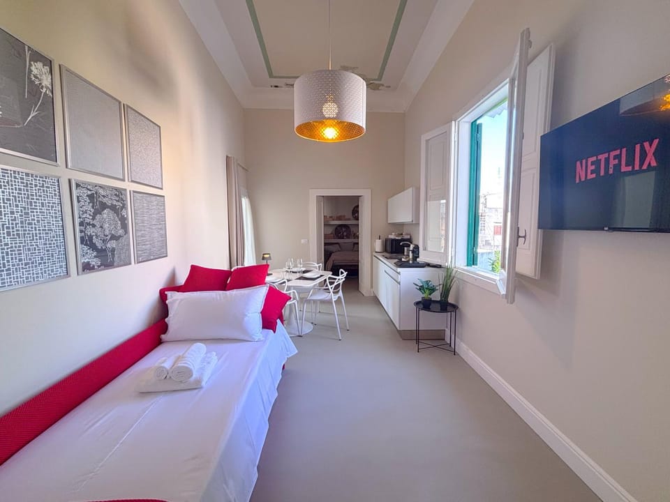 Bed, TV and multimedia, Living room, Photo of the whole room, Seating area, towels, air conditioner