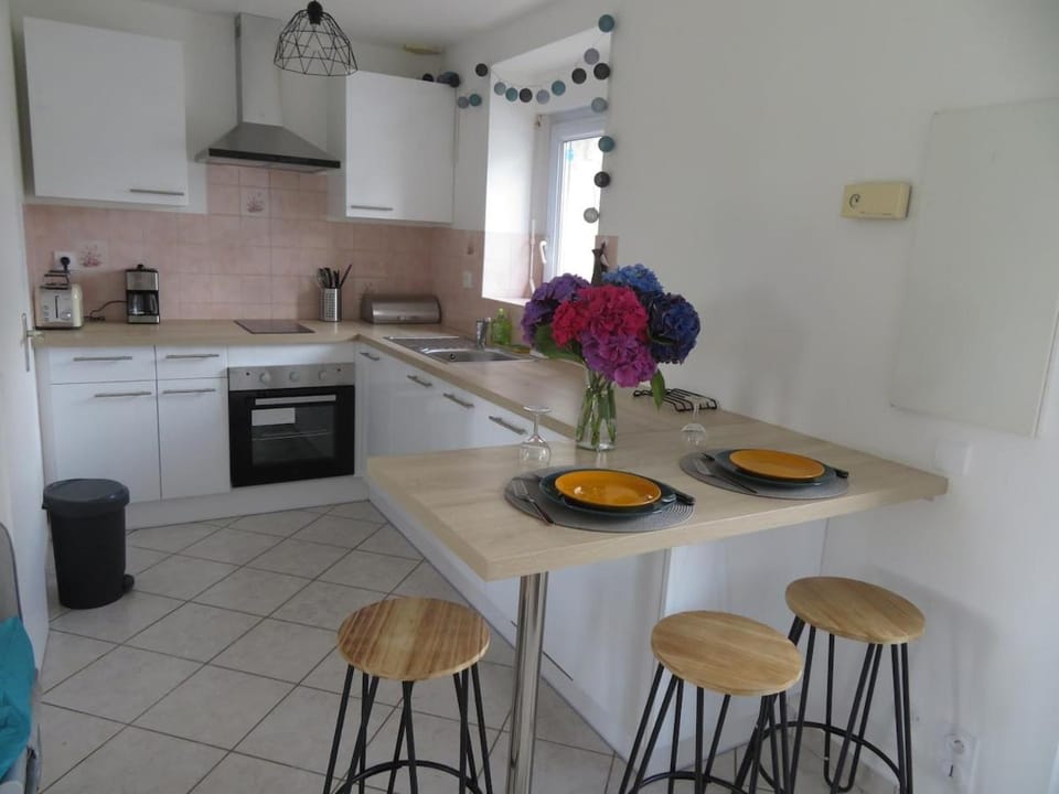 Coffee/tea facilities, Dining area, dishwasher, microwave, oven, stove, toaster