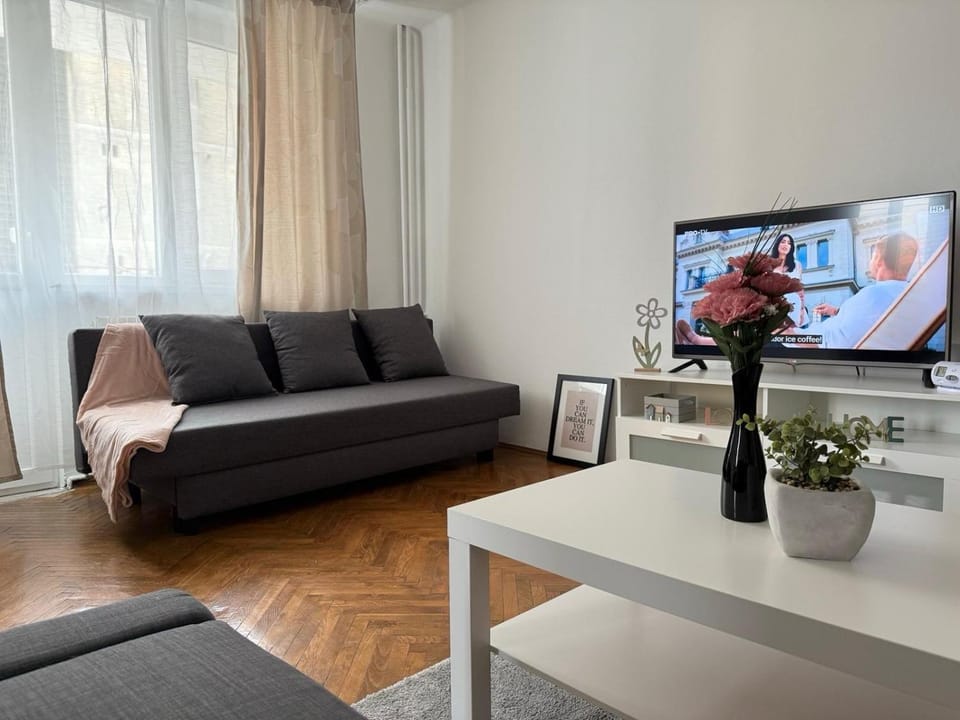 TV and multimedia, Living room, Seating area, Evening entertainment