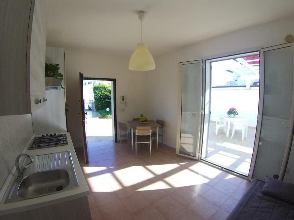 Kitchen or kitchenette, Dining area, stove