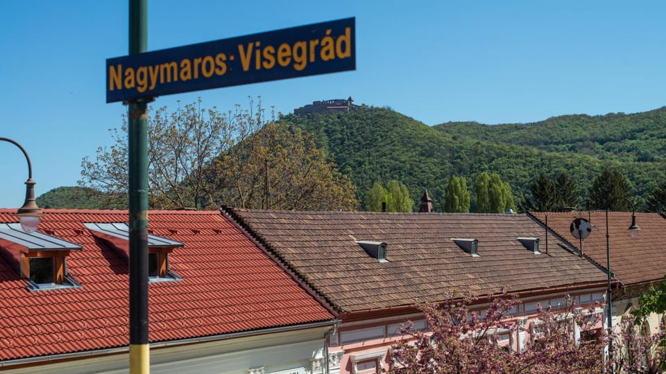 Property building, Neighbourhood, Natural landscape, Activities, Mountain view, Street view