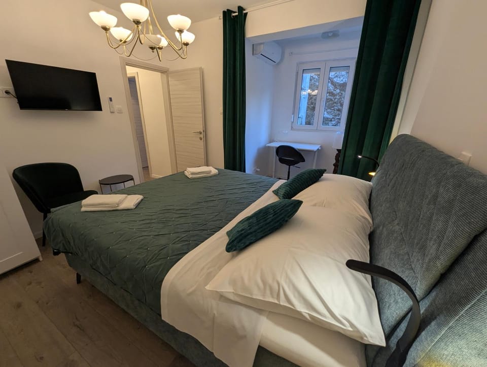 Bed, TV and multimedia, Seating area, Bedroom, air conditioner