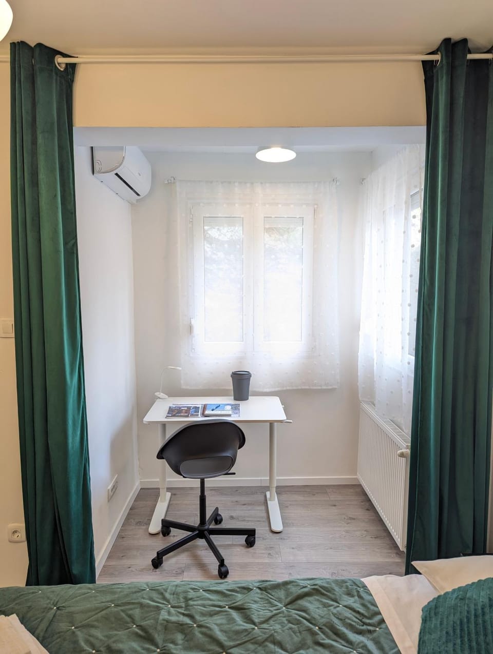 Seating area, Bedroom, air conditioner