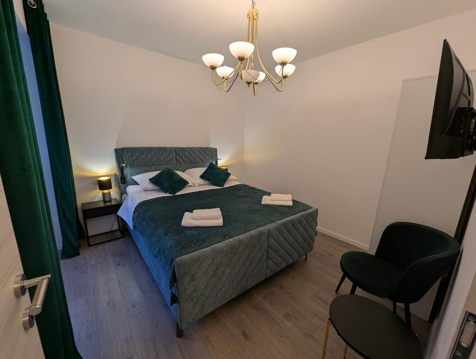 Bed, TV and multimedia, Seating area