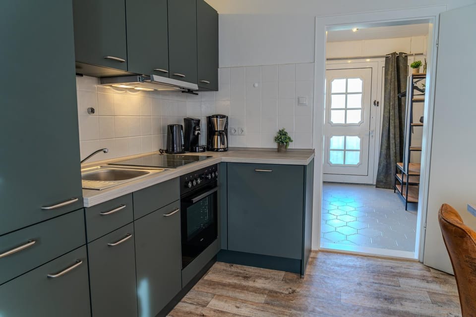 Coffee/tea facilities, Kitchen or kitchenette, dishwasher, oven, stove, toaster