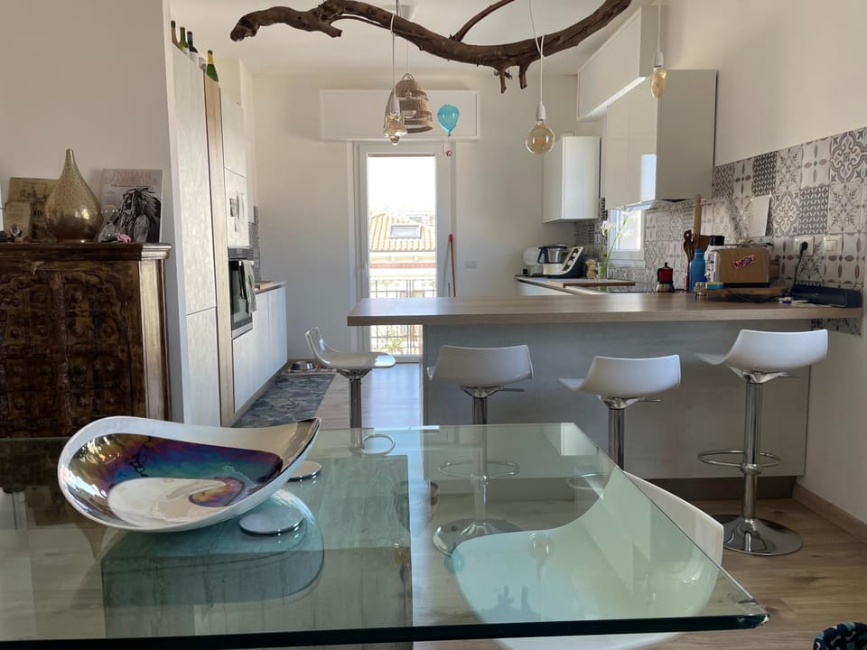 Coffee/tea facilities, Kitchen or kitchenette, Dining area, dishwasher, oven, stove, toaster