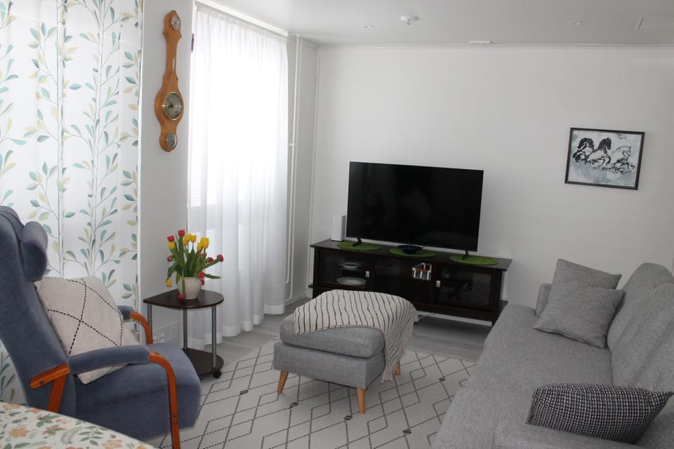 Communal lounge/ TV room, TV and multimedia, Living room, Seating area