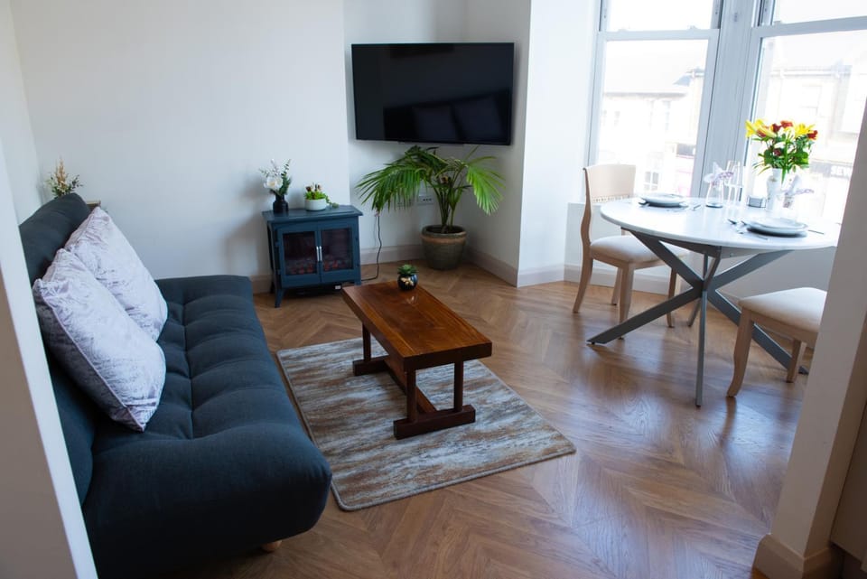 Communal lounge/ TV room, TV and multimedia, Seating area, Dining area