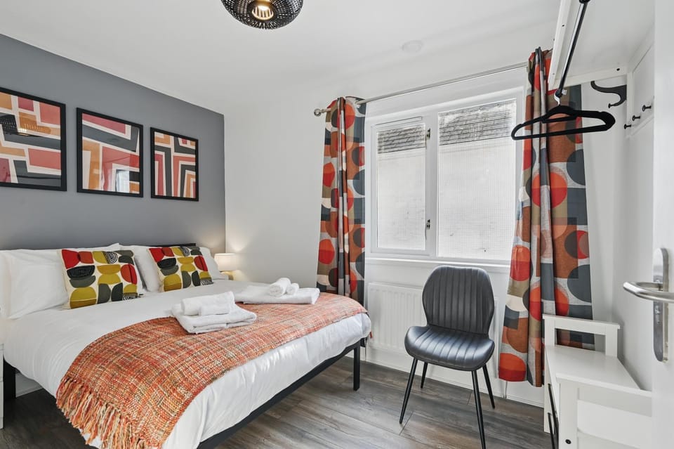 Bed, Photo of the whole room, Seating area, Bedroom