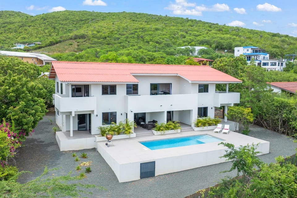Property building, Garden, Swimming pool