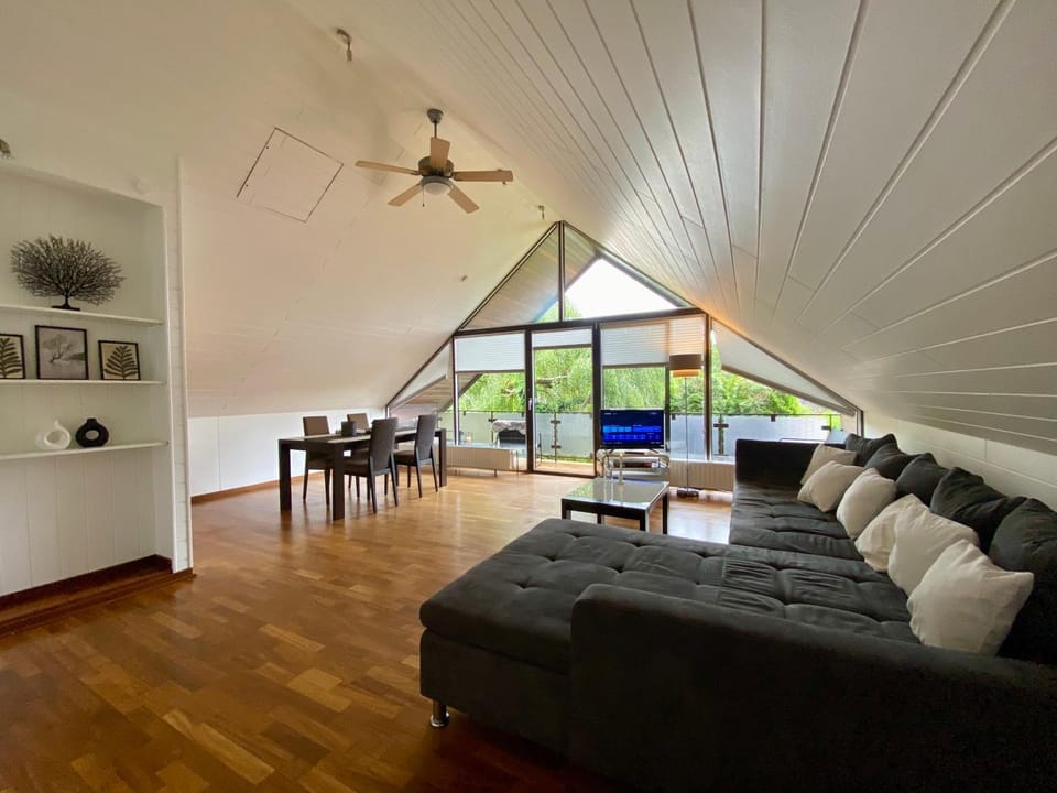 TV and multimedia, Living room, Seating area, Dining area