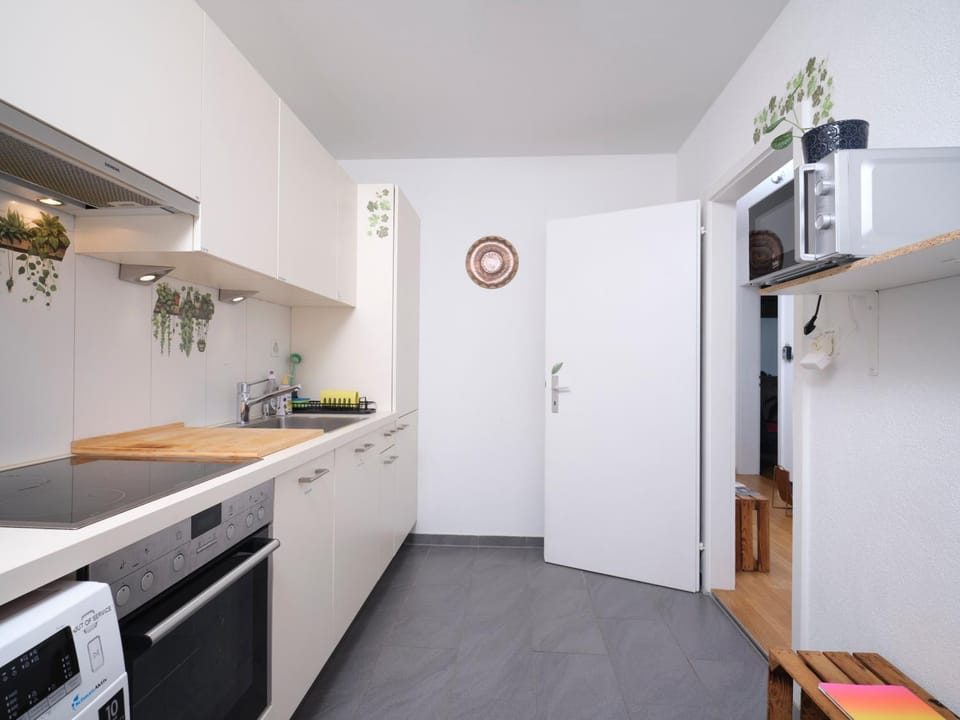 Kitchen or kitchenette, Communal kitchen, dishwasher, oven, stove