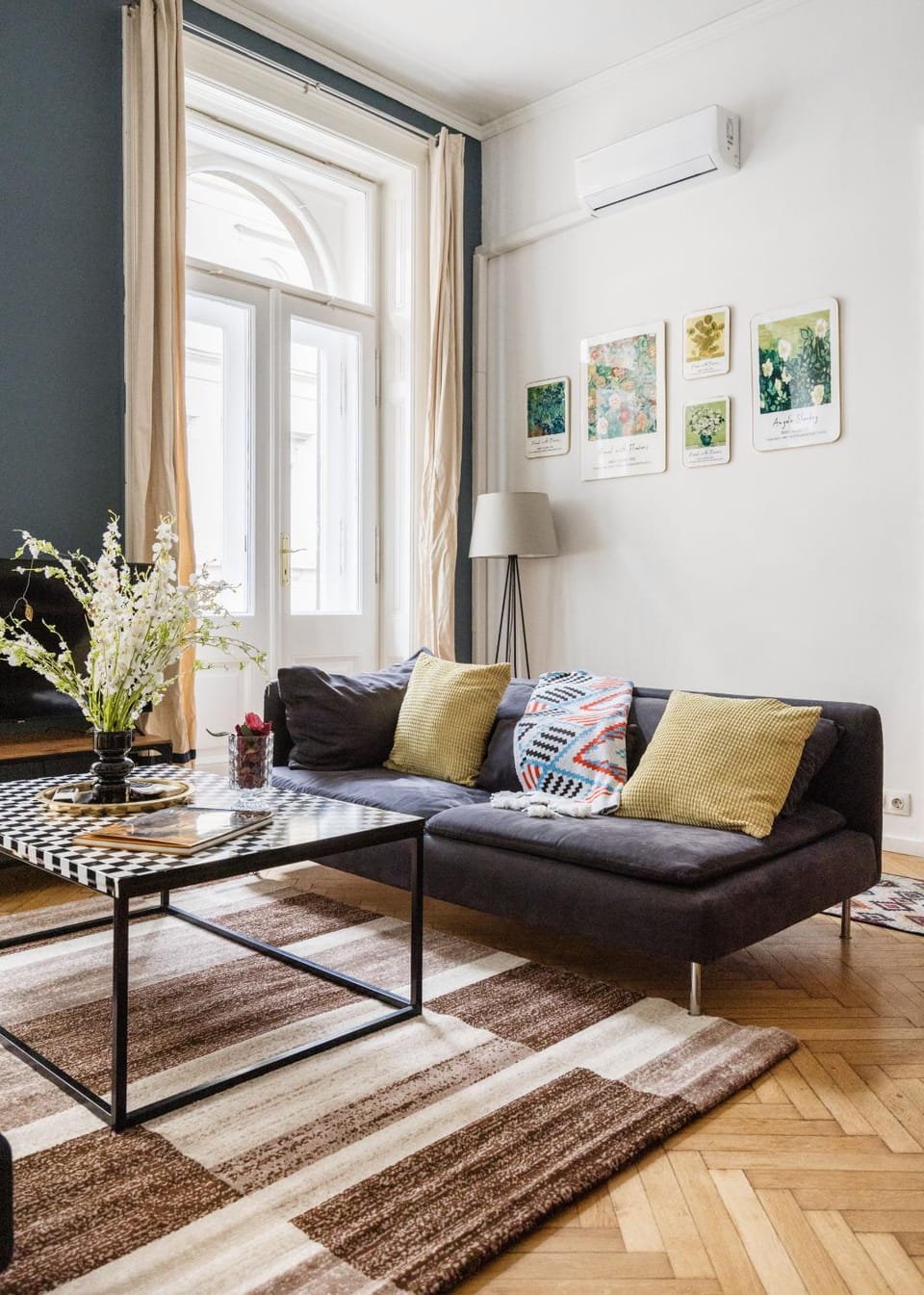 TV and multimedia, Living room, Seating area, air conditioner