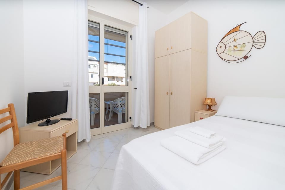 Bed, TV and multimedia, Photo of the whole room, Bedroom, towels, wardrobe