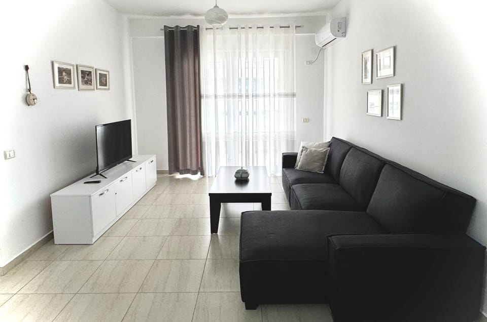 TV and multimedia, Living room, Seating area, Evening entertainment