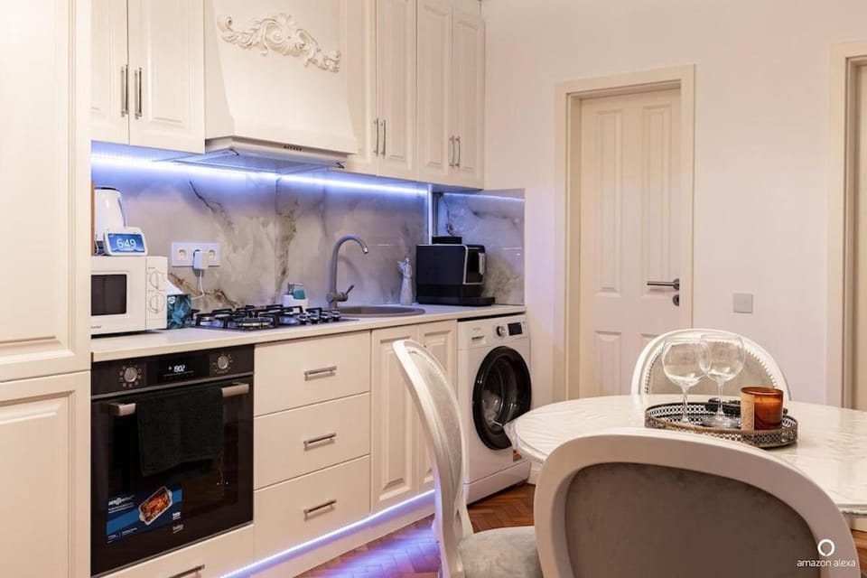 Kitchen or kitchenette, Dining area, oven, washing machine