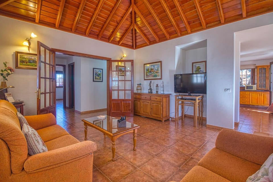 TV and multimedia, Living room, Seating area, Evening entertainment