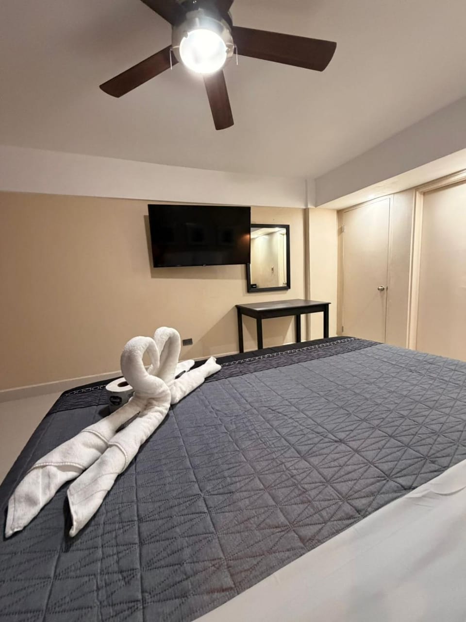 Bed, TV and multimedia, Bedroom