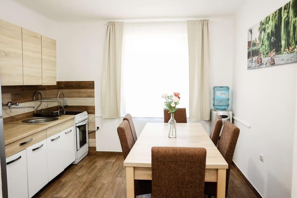 Kitchen or kitchenette, Dining area, stove