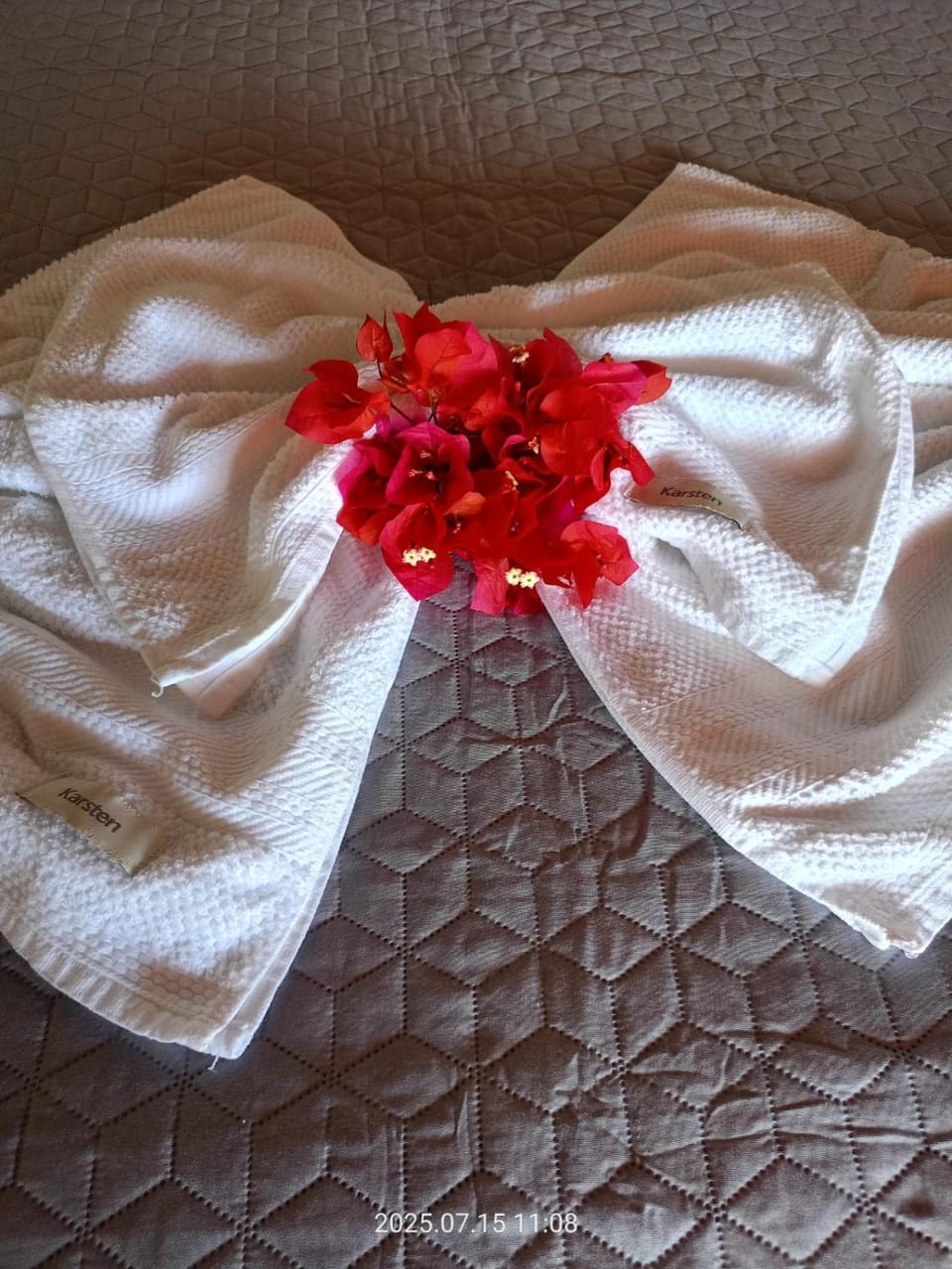 Photo of the whole room, Decorative detail, Bedroom, towels