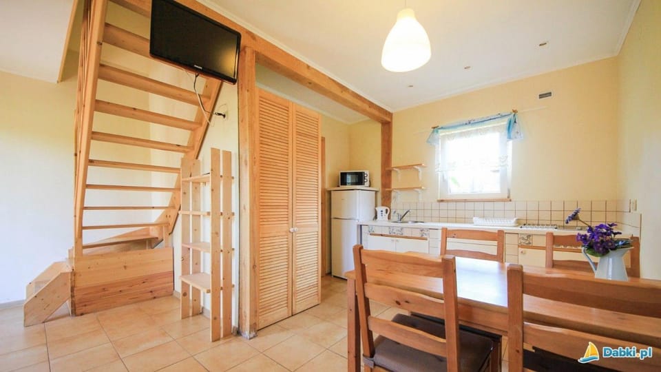 Kitchen or kitchenette, Dining area, stove