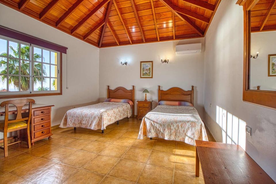 Bed, Photo of the whole room, Seating area, Bedroom