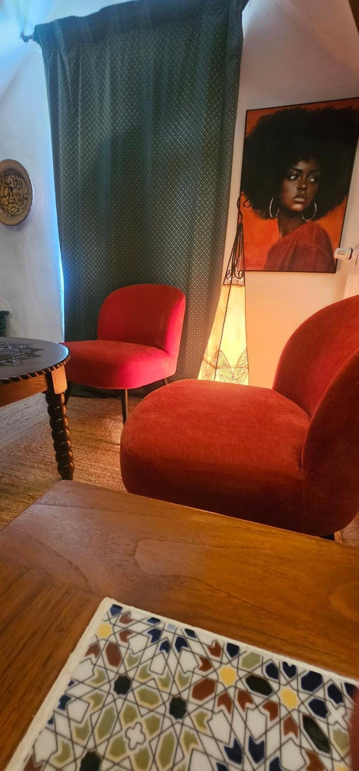 Photo of the whole room, Seating area, Bedroom
