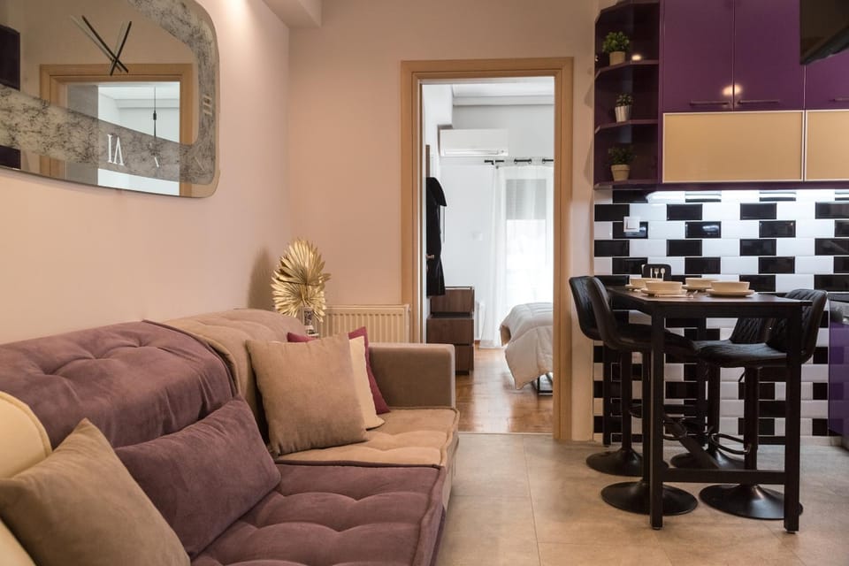 Kitchen or kitchenette, Living room, Seating area, Dining area