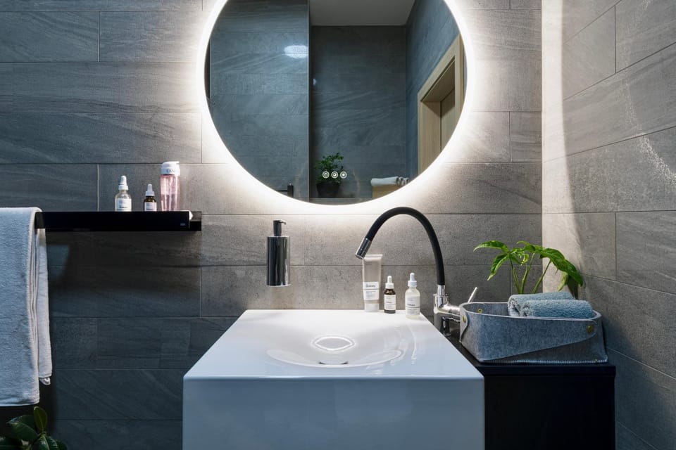 Bathroom, towels