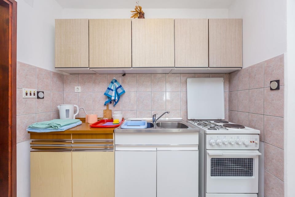 Kitchen or kitchenette, River view