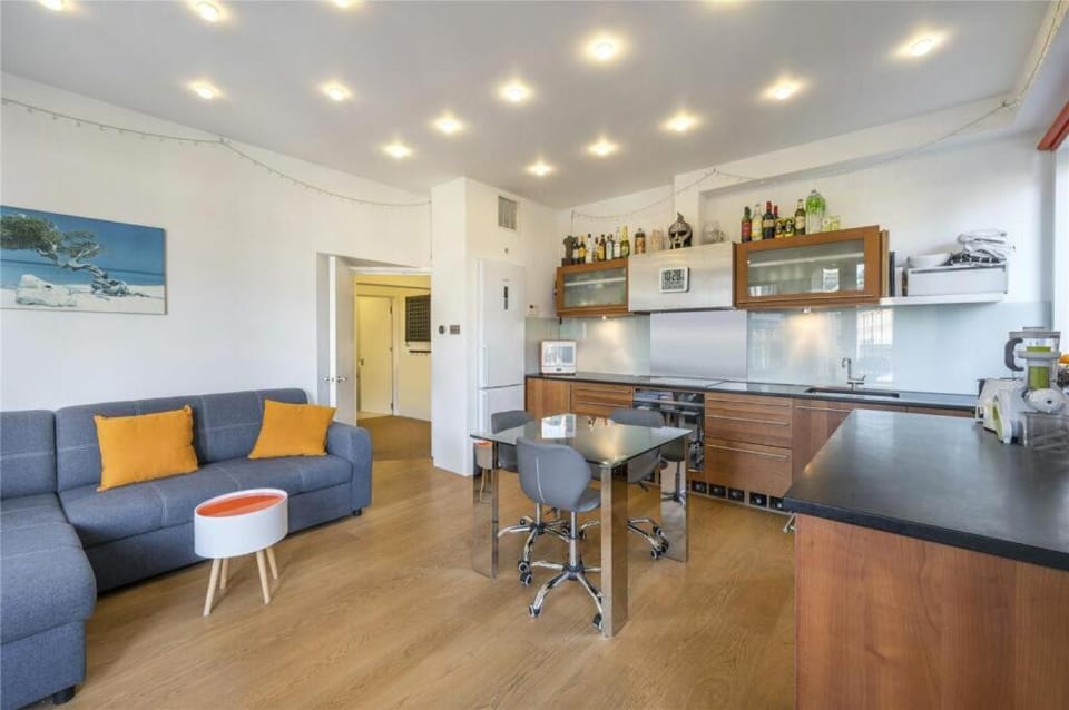 Kitchen or kitchenette, Living room