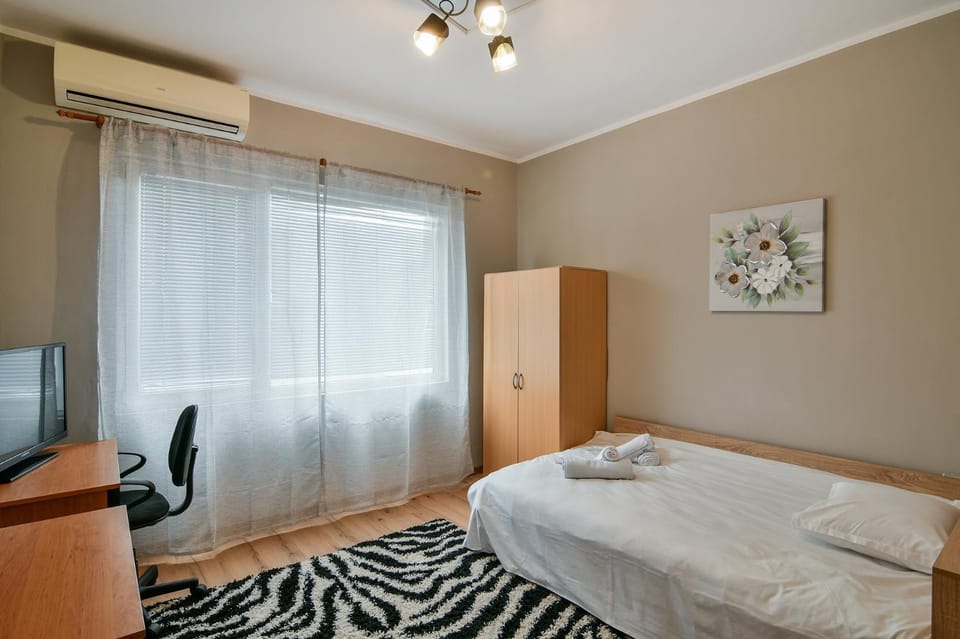 Bed, TV and multimedia, Photo of the whole room, Bedroom, towels, wardrobe, air conditioner