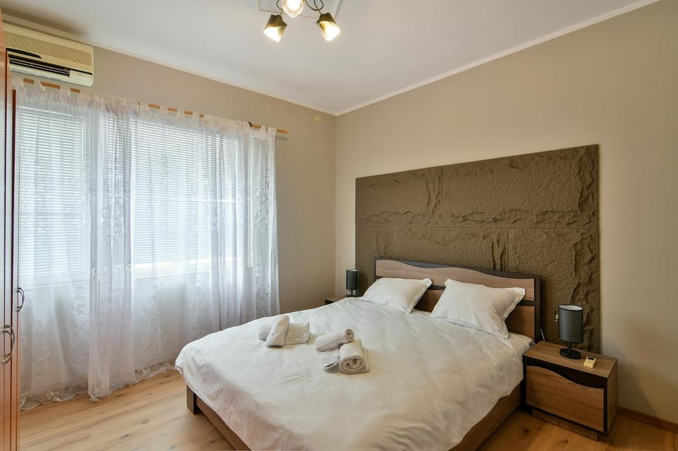 Bed, Photo of the whole room, Bedroom, towels, air conditioner