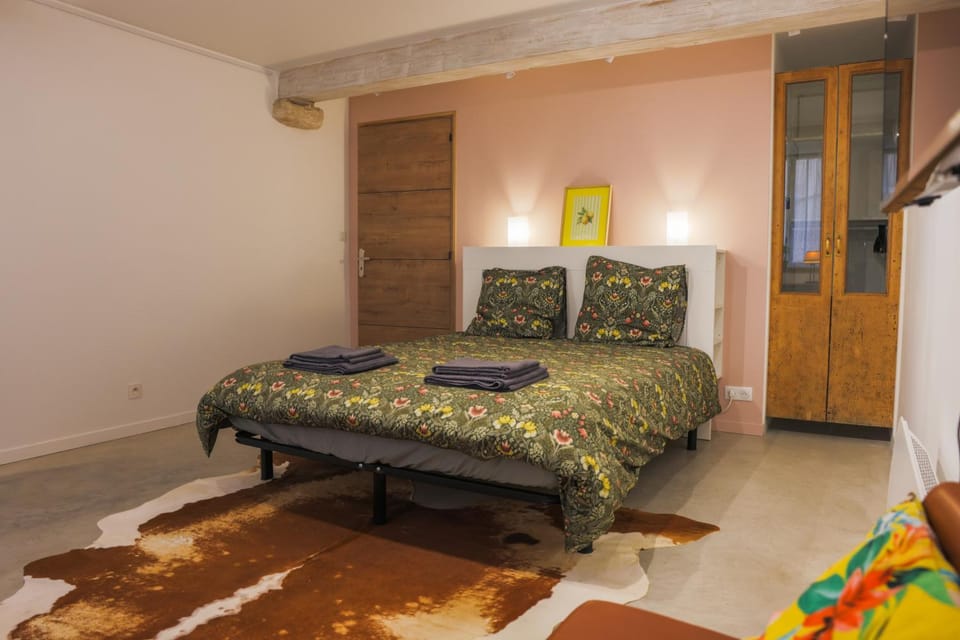 Photo of the whole room, Bedroom