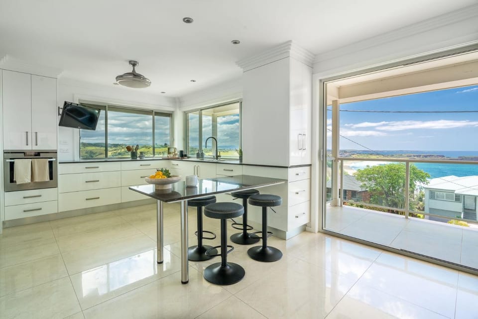 Bella Dawn - Bombo Beach Views House in Kiama
