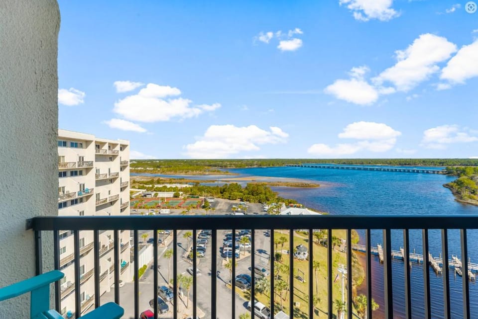 Property building, Natural landscape, Balcony/Terrace, Lake view, Parking