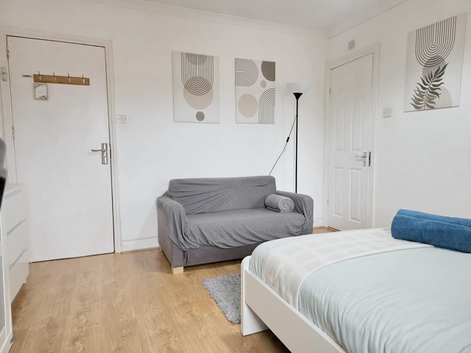 Bed, Photo of the whole room, Seating area, Bedroom