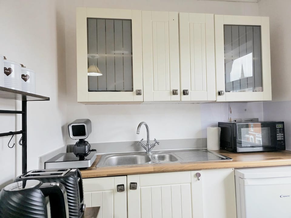 Coffee/tea facilities, Kitchen or kitchenette, minibar, stove, toaster