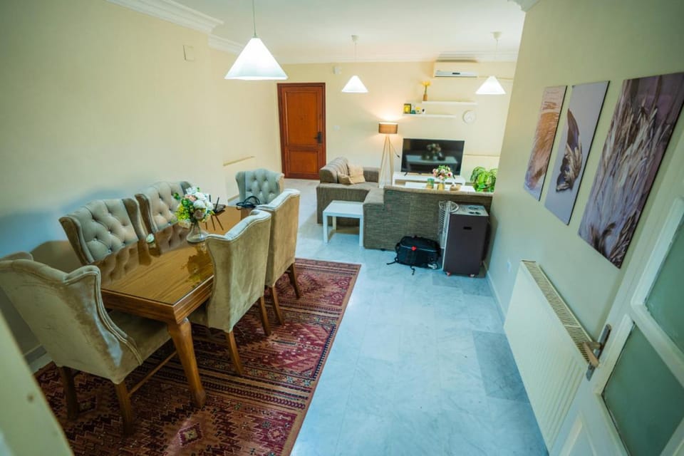 TV and multimedia, Living room, Seating area, Dining area
