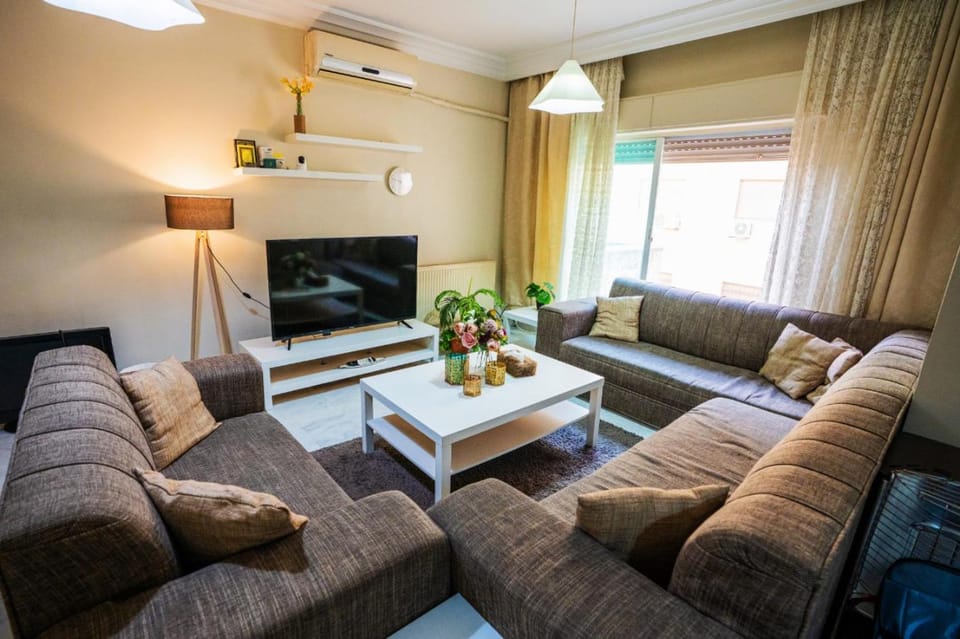 Communal lounge/ TV room, TV and multimedia, Living room, Seating area, Evening entertainment