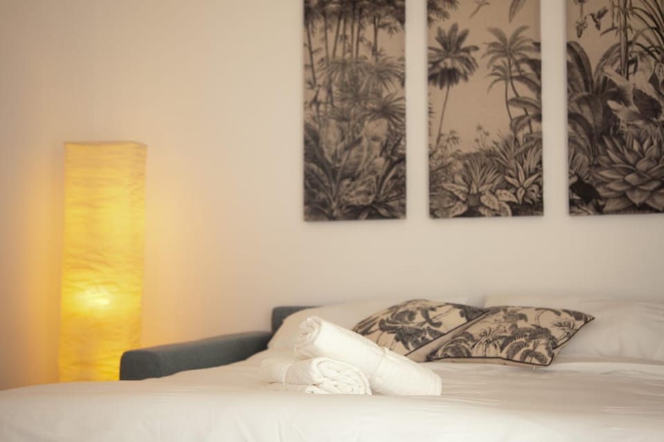 Bed, towels